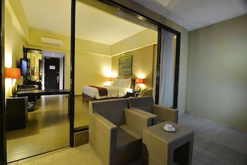 100 Sunset Hotel