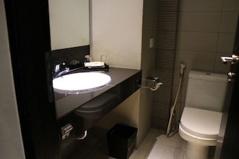 100 Sunset Hotel