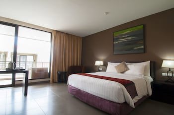 100 Sunset Hotel