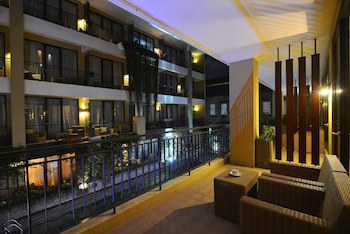 100 Sunset Hotel