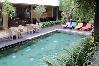 100 Sunset Hotel
