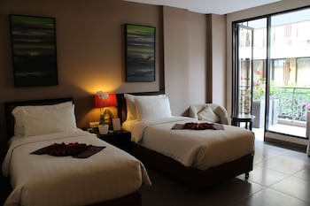 100 Sunset Hotel