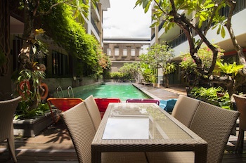 100 Sunset Hotel