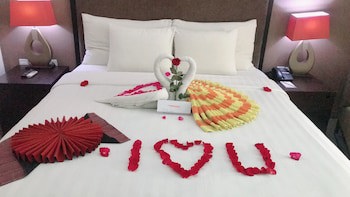 100 Sunset Hotel