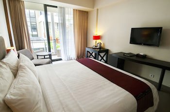 100 Sunset Hotel