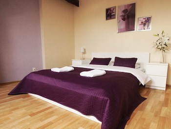 Blooms Inn & Apartments