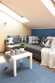 Blooms Inn & Apartments