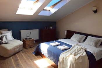 Blooms Inn & Apartments