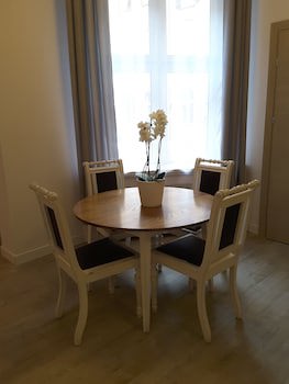 Blooms Inn & Apartments