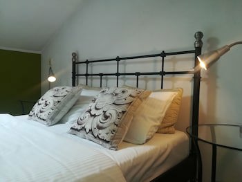Blooms Inn & Apartments