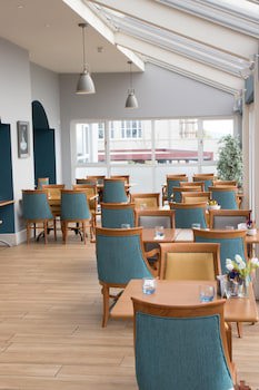 Watersedge Hotel