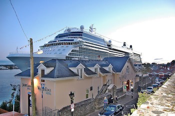 Watersedge Hotel