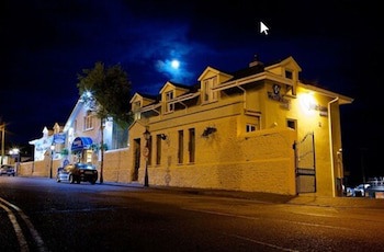 Watersedge Hotel