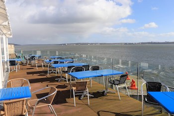 Watersedge Hotel