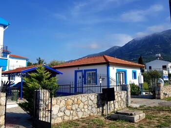 Seaside House 2 Double Bedrooms With Spectacular Mountain Sea View