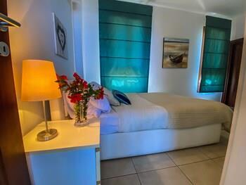 Sea Cliff Villa, 4 Beds, Sleeps 2- 8, Free Wifi,