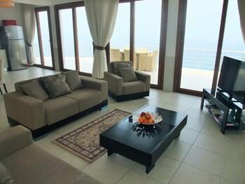 Sea Cliff Villa, 4 Beds, Sleeps 2- 8, Free Wifi,