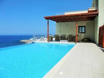 Sea Cliff Villa, 4 Beds, Sleeps 2- 8, Free Wifi,