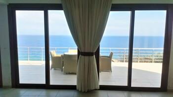 Sea Cliff Villa, 4 Beds, Sleeps 2- 8, Free Wifi,