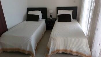 Sea Cliff Villa, 4 Beds, Sleeps 2- 8, Free Wifi,