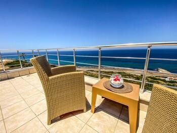 Sea Cliff Villa, 4 Beds, Sleeps 2- 8, Free Wifi,