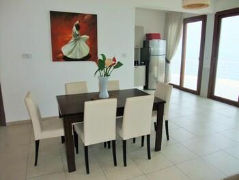 Sea Cliff Villa, 4 Beds, Sleeps 2- 8, Free Wifi,