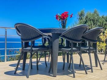 Sea Cliff Villa, 4 Beds, Sleeps 2- 8, Free Wifi,