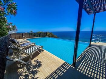 Sea Cliff Villa, 4 Beds, Sleeps 2- 8, Free Wifi,