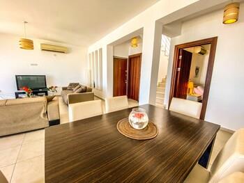 Sea Cliff Villa, 4 Beds, Sleeps 2- 8, Free Wifi,