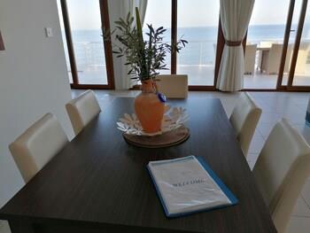 Sea Cliff Villa, 4 Beds, Sleeps 2- 8, Free Wifi,