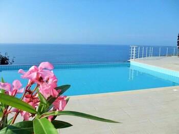 Sea Cliff Villa, 4 Beds, Sleeps 2- 8, Free Wifi,