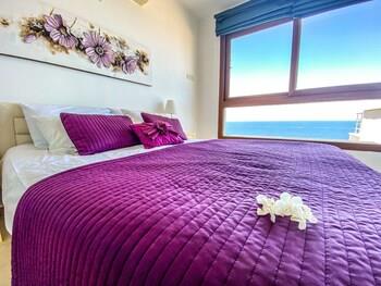 Sea Cliff Villa, 4 Beds, Sleeps 2- 8, Free Wifi,