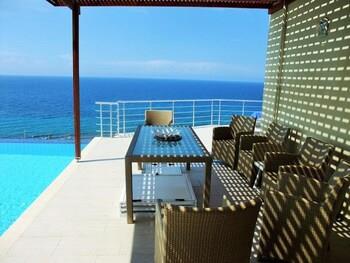 Sea Cliff Villa, 4 Beds, Sleeps 2- 8, Free Wifi,