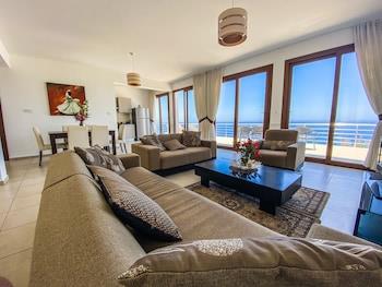 Sea Cliff Villa, 4 Beds, Sleeps 2- 8, Free Wifi,