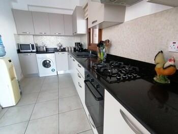 Sea Cliff Villa, 4 Beds, Sleeps 2- 8, Free Wifi,