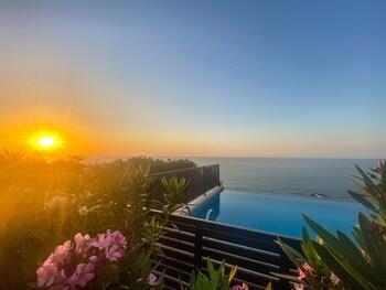 Sea Cliff Villa, 4 Beds, Sleeps 2- 8, Free Wifi,