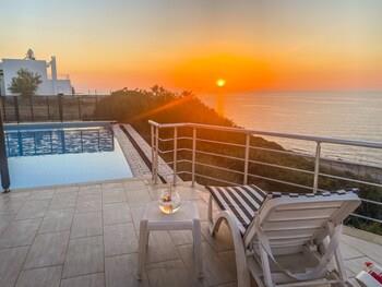 Sea Cliff Villa, 4 Beds, Sleeps 2- 8, Free Wifi,