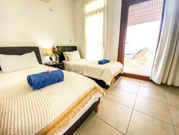 Sea Cliff Villa, 4 Beds, Sleeps 2- 8, Free Wifi,