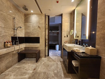 Crowne Plaza Hong Kong Kowloon East, An Ihg Hotel