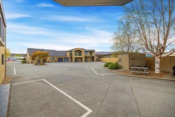 Avenue Motel