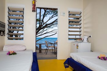 Funky Fish Beach & Surf Resort - Hostel