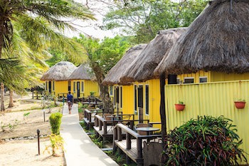 Funky Fish Beach & Surf Resort - Hostel