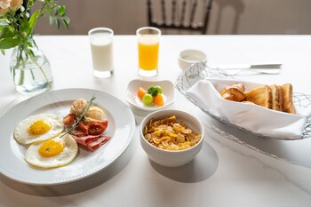 Eliena Hotel