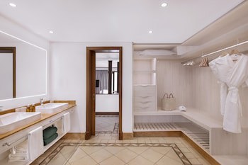 Paradis Beachcomber Golf Resort & Spa