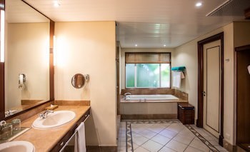 Paradis Beachcomber Golf Resort & Spa