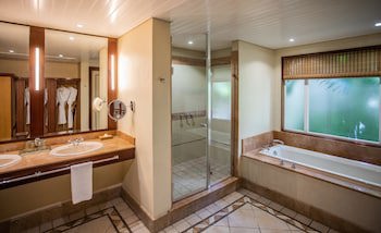 Paradis Beachcomber Golf Resort & Spa