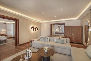 Paradis Beachcomber Golf Resort & Spa