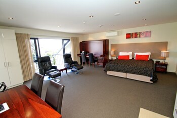 Delorenzo's Studio Apartments