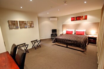 Delorenzo's Studio Apartments