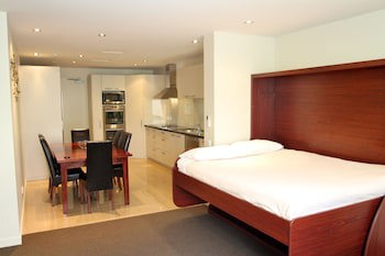 Delorenzo's Studio Apartments
